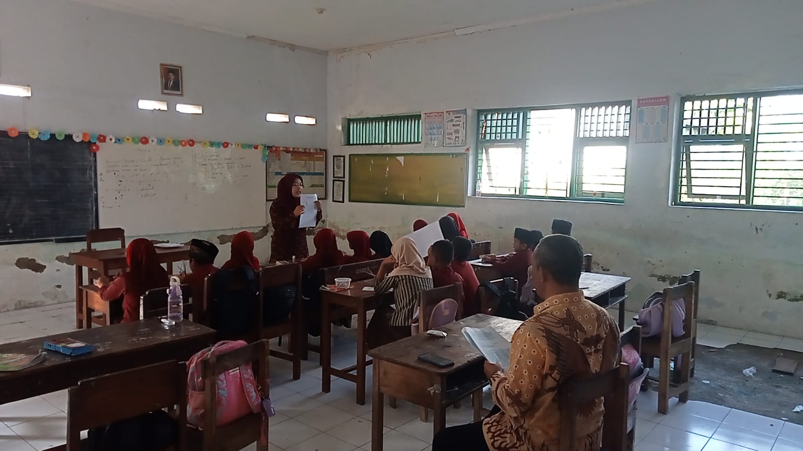 SEMANGAT: Nabila, pembimbing mulok diniyah SDN Sepanyul Kecamatan Gudo saat mengajar di kelas.  &nbsp;