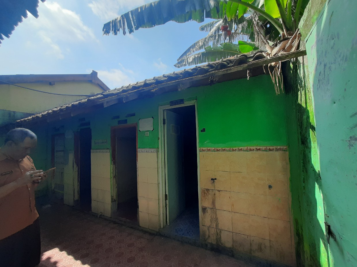 BUTUH REHAB: Kondisi toilet SDN Sepanyul Kecamatan Gudo, dari empat bilik toilet, hanya dua yang bisa digunakan, kemarin.  &nbsp;