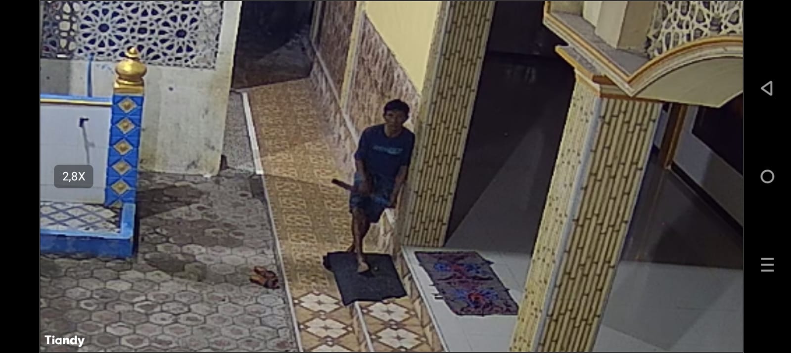 Aksi seorang pria mwmbobol kotak amal Masjid An Nur di Dusun Brejel, Desa Jantiganggong, Perak, Jombang terekam CCTV.