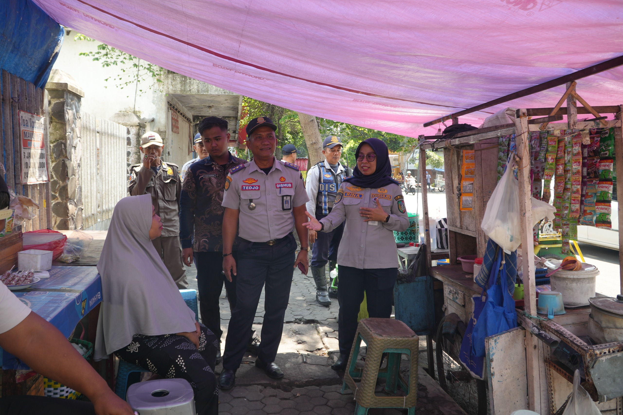 &nbsp;  TAK BISA MENINDAK: Pemkab saat melakukan pendekatan warga yang berjualan di atas trotoar di jaluar T.
