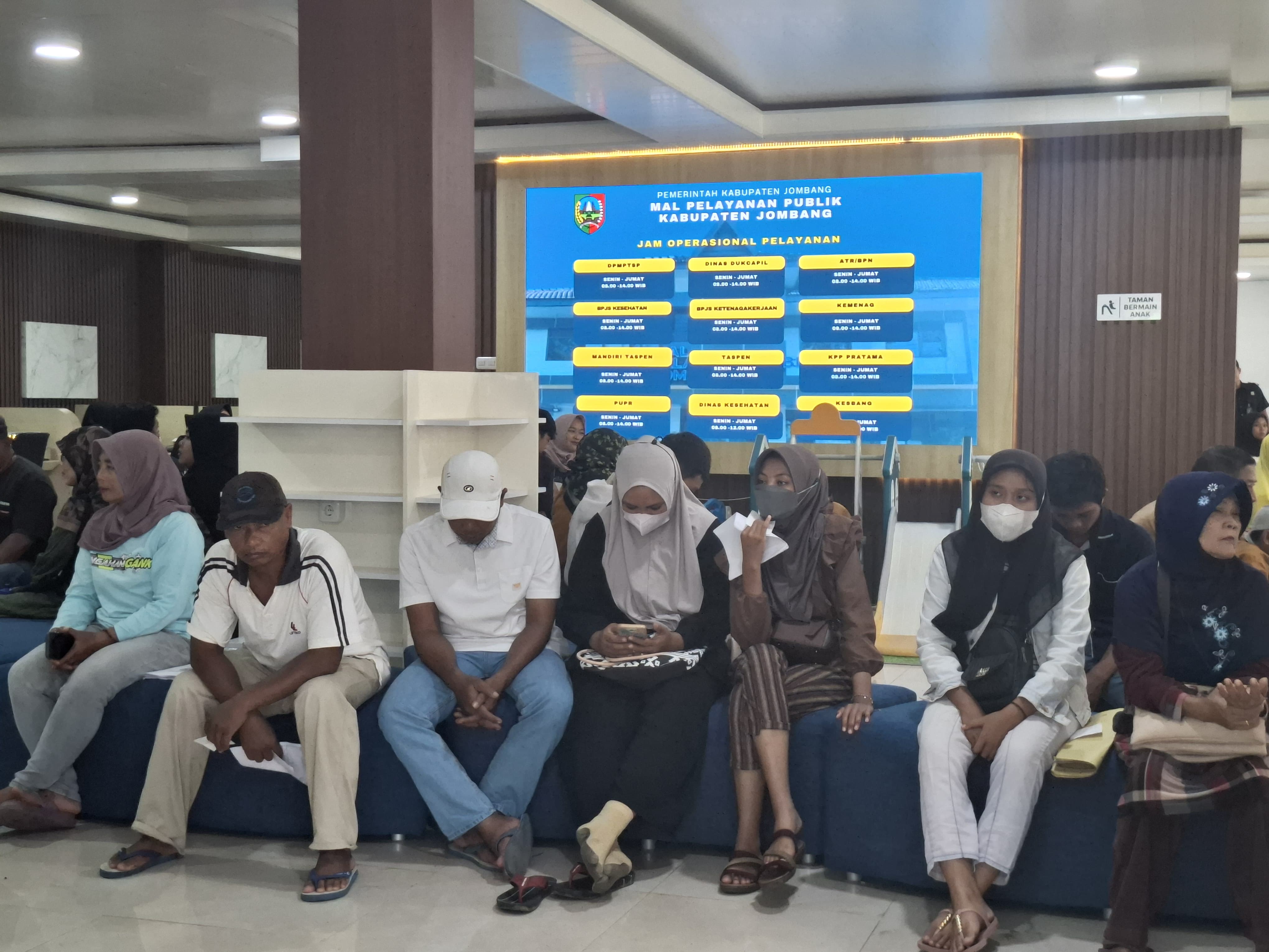 &nbsp;  RAMAI: Pelayanan adminduk di kantor Dispendukcapil Jombang.