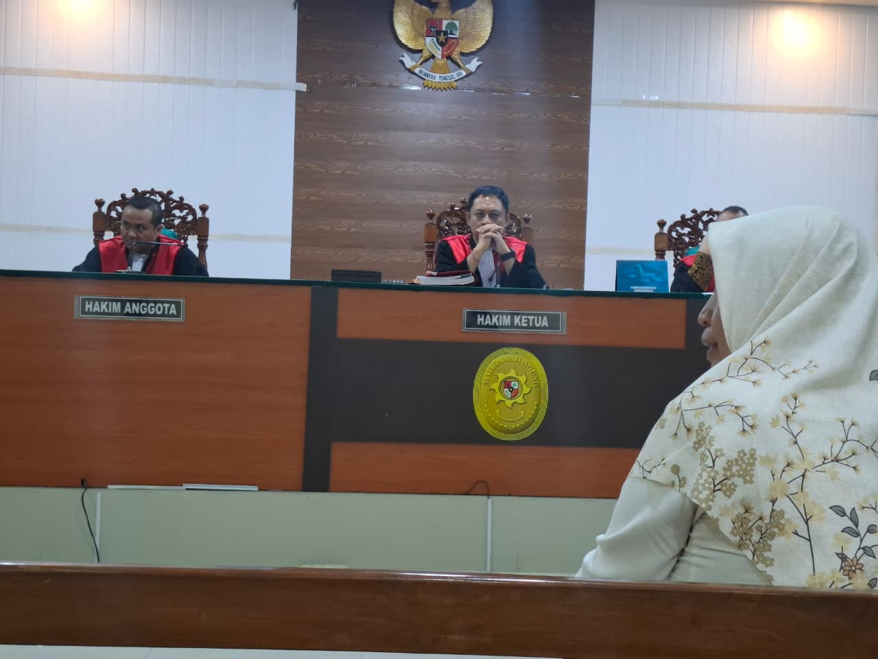 Fauziah Priati Ningsih, 47, terdakwa kasus pembunuhan suami siri di Desa Johowinong, Kecamatan Mojoagung menjalani sidang tuntutan di Pengadilan Negeri Jombang, Kamis (29/1).