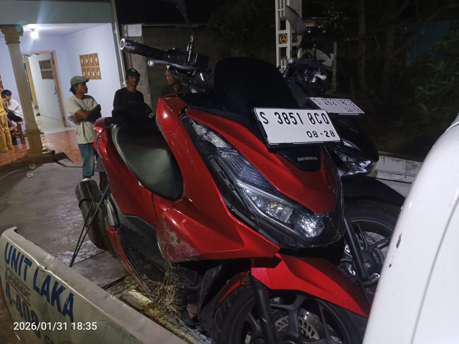 Dua motor yang terlibat lakalantas di Dukuhklopo Jombang saat dievakuasi petugas dari lokasi kejadian