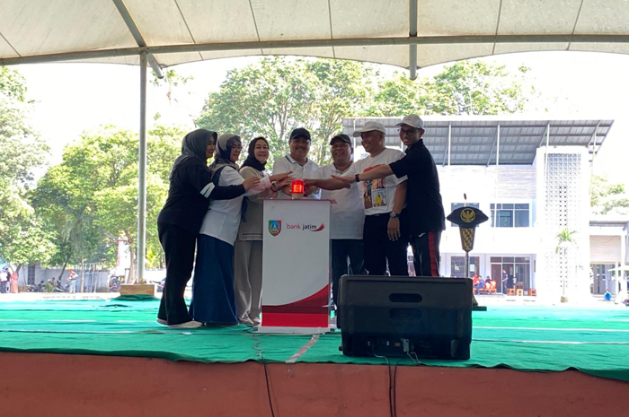 &nbsp;  INOVASI: Bupati Warsubi bersama Wabup Salmanuddin Yazid didampingi Plt Kadisporapar Jombang, Hartono, saat melaunching Eling Gahana dan Jombang Creativ