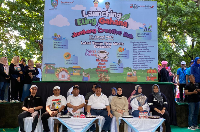 &nbsp;  SINERGI: Pemimpin Bank Jatim Cabang Jombang, Hanif Julhamsyah, mendampingi Bupati Warsubi meluncurkan Eling Gahana dan Jombang Creative Hub di Taman Ti