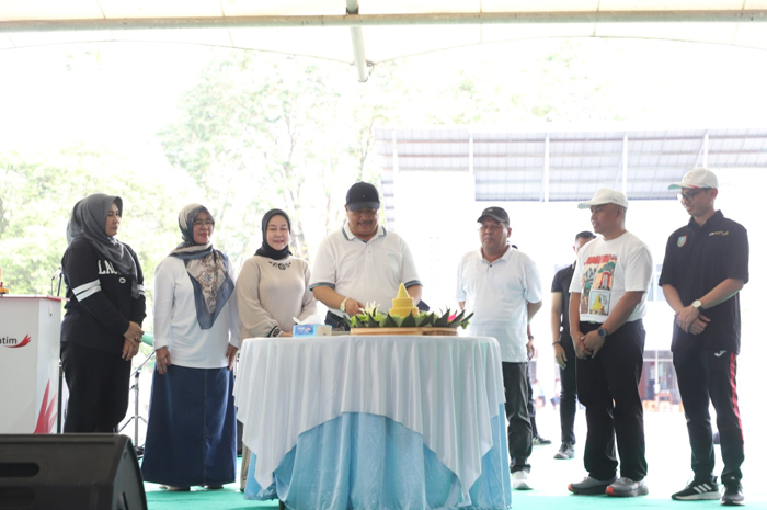 SINERGI: Pemimpin Bank Jatim Cabang Jombang, Hanif Julhamsyah, mendampingi Bupati Warsubi meluncurkan Eling Gahana dan Jombang Creative Hub di Taman Tirta Wisata, Desa Keplaksari, Jumat (30/1).