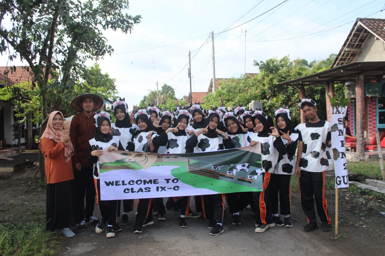 Nuril Hidayati memberangkatkan jalan kreasi oleh siswa SMPN 2 Gudo Wor Windari, Kepala Dinas Pendidikan dan Kebudayaan Kabupaten Jombang