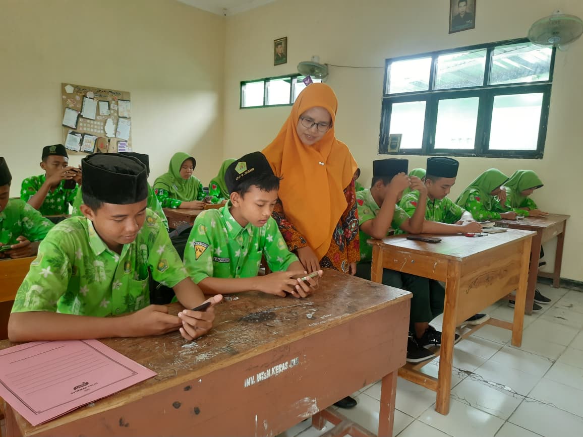 SEMANGAT: Guru MTsN 15 Jombang mendampingi siswa untuk persiapan TKA 2026.  &nbsp;