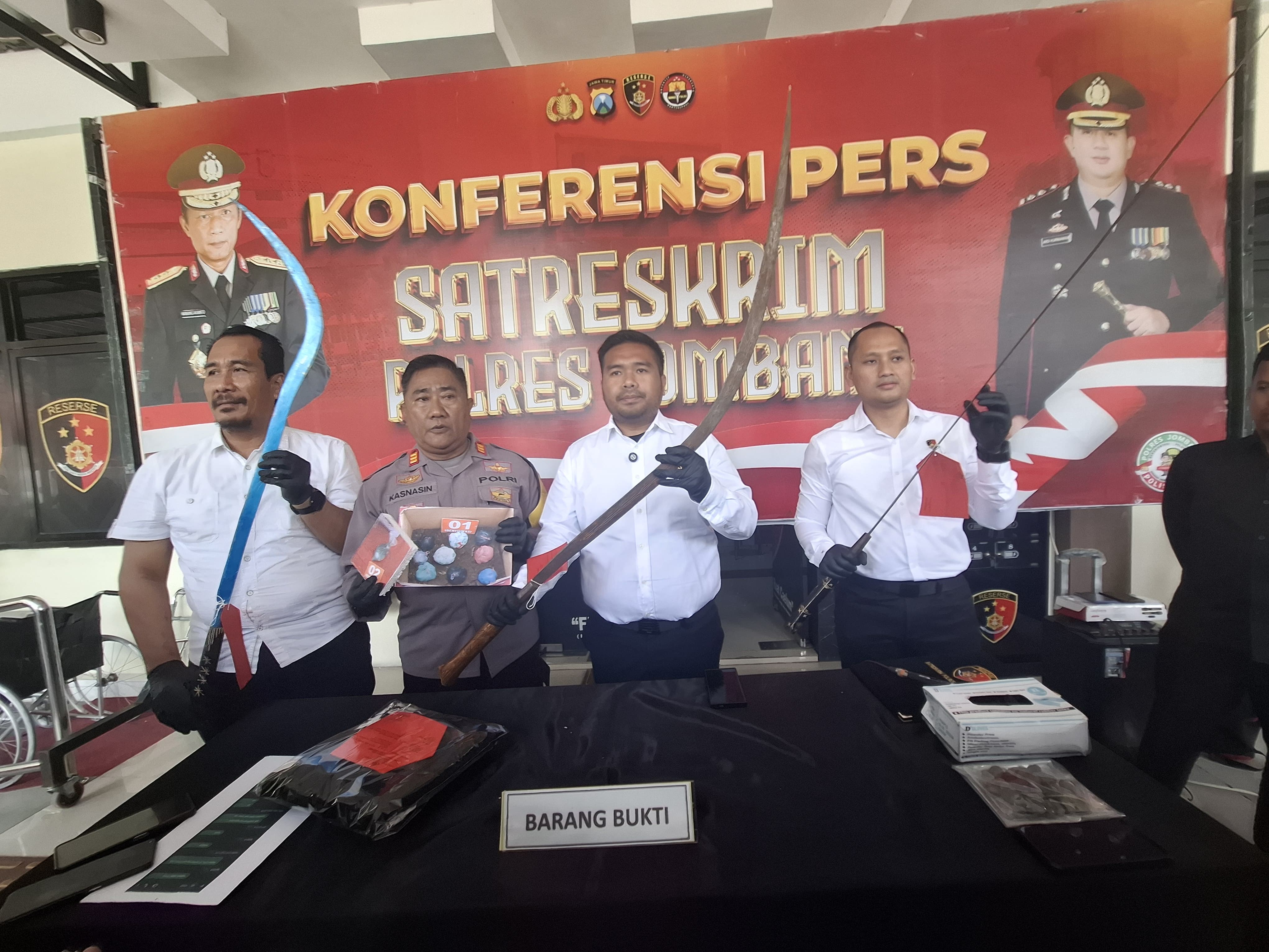 Polisi menunjukkan barangbukti sajam yang mereka sita dari para pesilat bocil