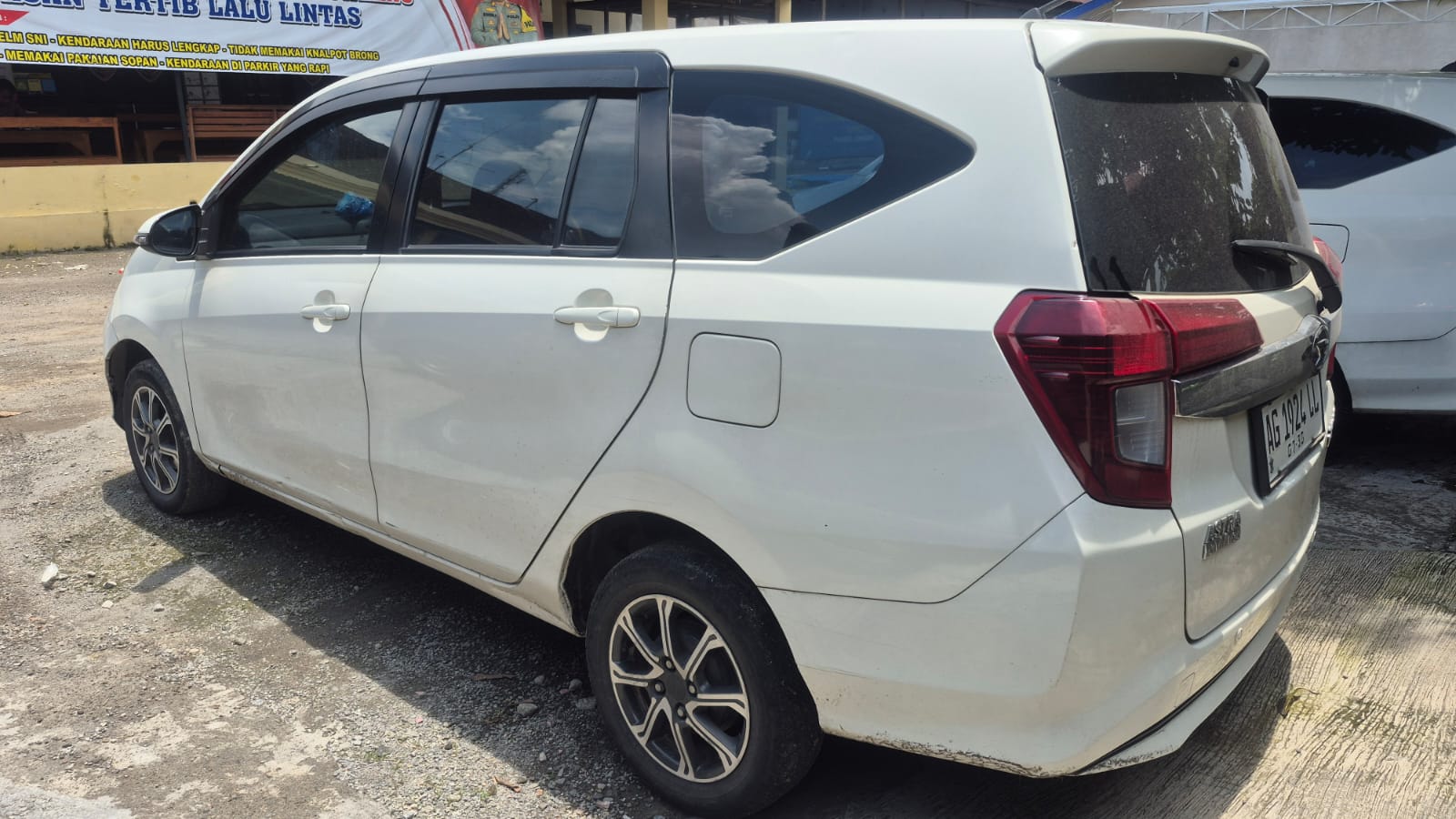 Sebuah mobil taksi online dibawa kabur penumpangnya sendiri saat sopir turun membeli minuman di depan Indomaret Desa Mojowangi, Kecamatan Mojowarno, Kabupaten Jombang, Sabtu (31/1) malam.