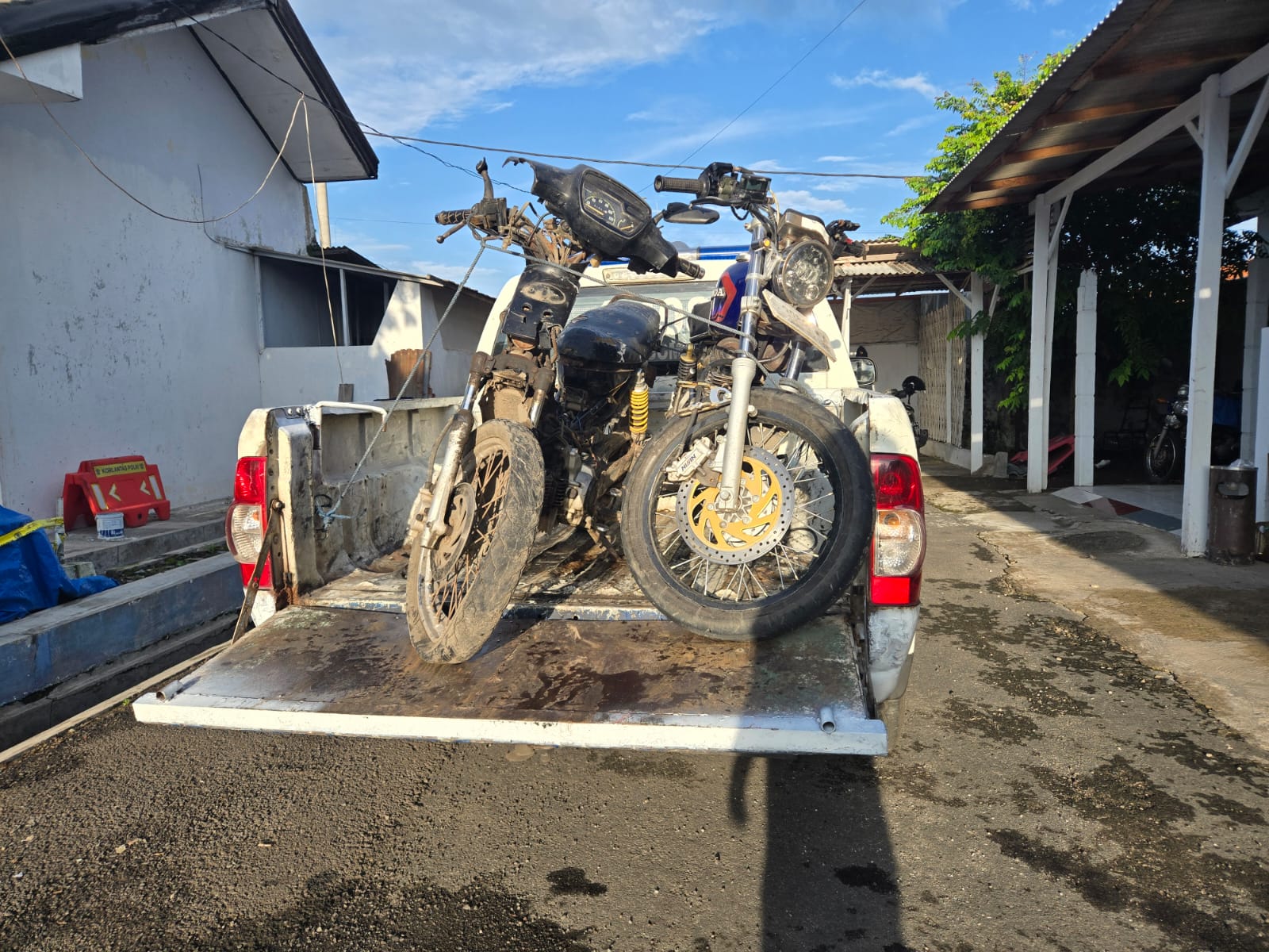 Kecelakaan lalu lintas adu banteng melibatkan dua sepeda motor terjadi di Jalan Raya Desa Jarak Kulon, Kecamatan Jogoroto, Kabupaten Jombang, Minggu (1/2) malam.