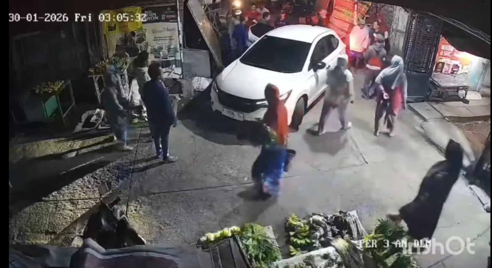 Warga dan pedagang pasar tapen saat menghentikan aksi penculikan