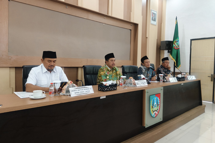 &nbsp;  RAPAT AKSELERASI: Bupati Warsubi saat menerima kunjungan kerja Komisi A DPRD Provinsi Jawa Timur di Pendopo Kabupaten Jombang, Jumat (30/1).  &nbsp;  &nbsp;