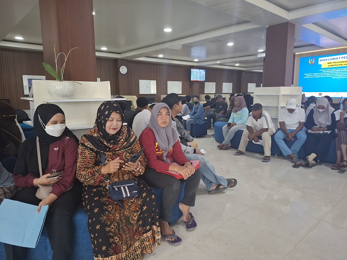 RAMAI: Warga mengurus dokumen adminduk di Mal Pelayanan Publik, (29/1).