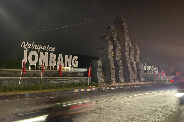 PADAM: Kondisi neon box gapura Jombang Santri di Desa Balongbesuk, Kecamatan Diwek yang padam, Minggu (1/2) malam,.  &nbsp;
