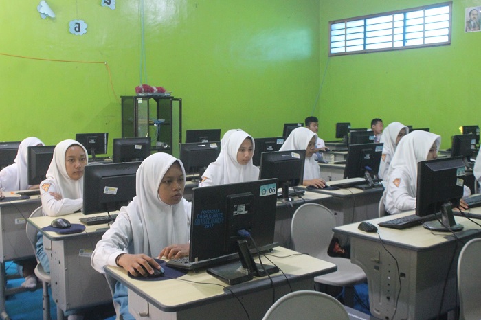 FOKUS: Siswa SMAN Jogoroto saat mengikuti kegiatan di lab komputer, (2/2). SMAN Jogoroto termasuk salah satu yang sudah menuntaskan pengisian PDSS.  &nbsp;