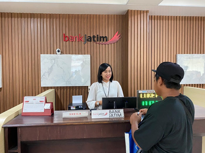 &nbsp;  RAMAI: BERI PELAYANAN: Salah satu pegawai Bank Jatim saat memberikan pelayanan di MPP Jombang beberapa waktu lalu.