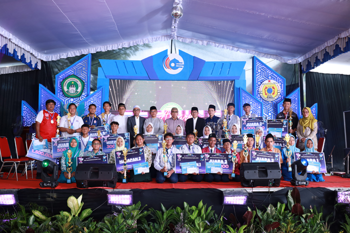 BERPRESTASI: Kepala SMK Telekomunikasi Darul Ulum Jombang, Nur Laila SPd, mendampingi jajaran MPPPDU bersama para juara ITO 2026.