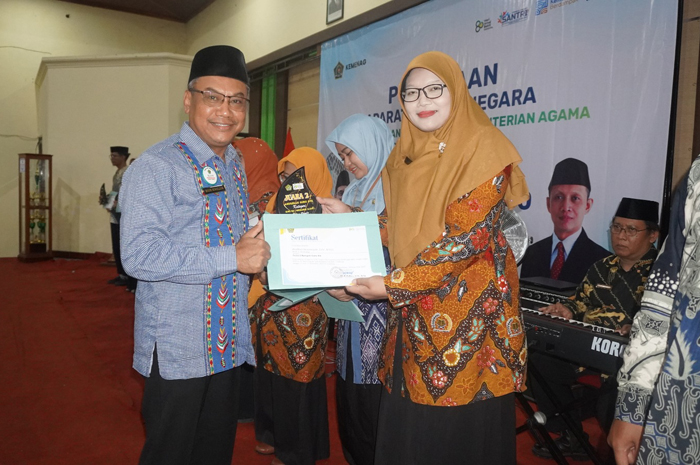 Wadlihah Nawaningsih, MPdI, Waka Kurikulum MAN 6 Jombang