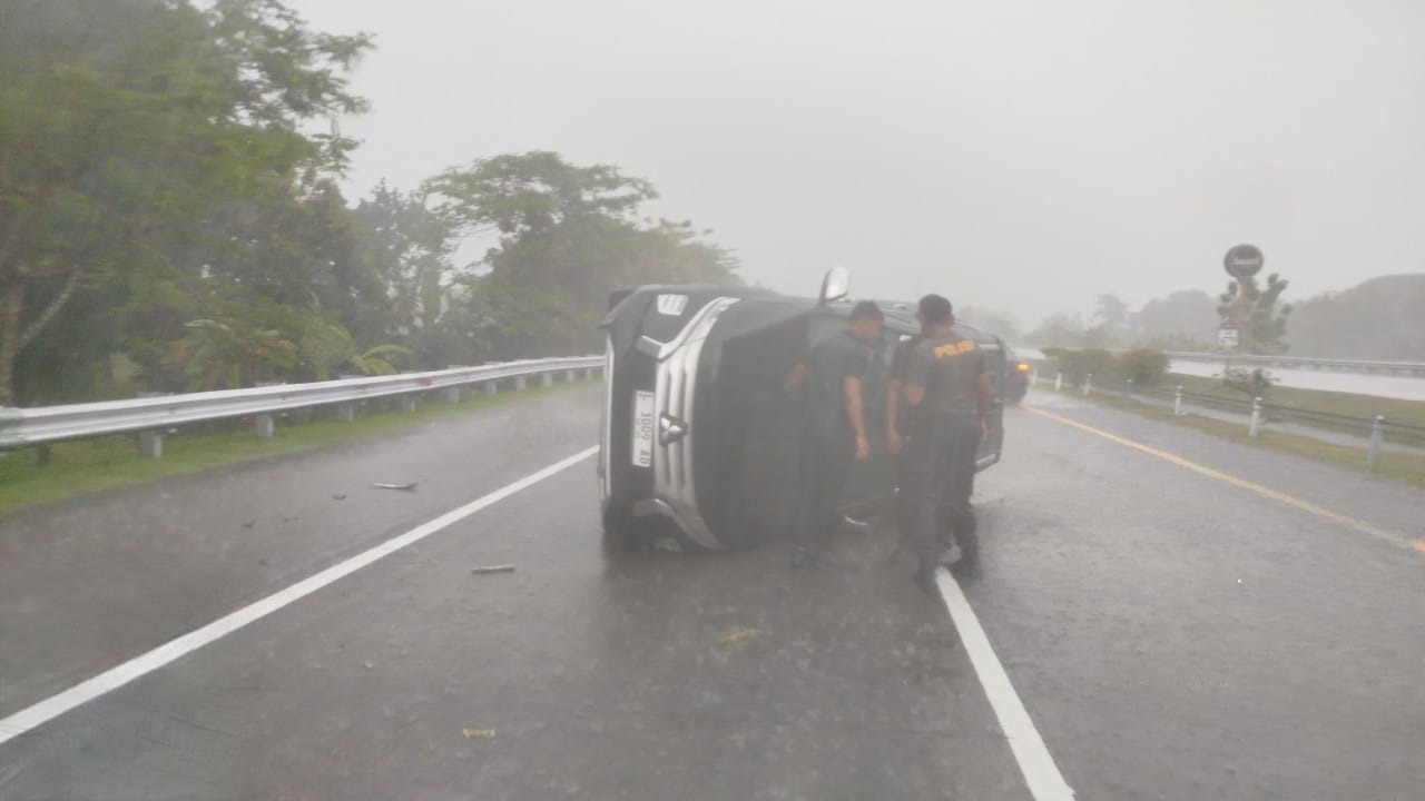 Kondisi mobil Pajero yang terguling di Tol Jombang Mojokerto