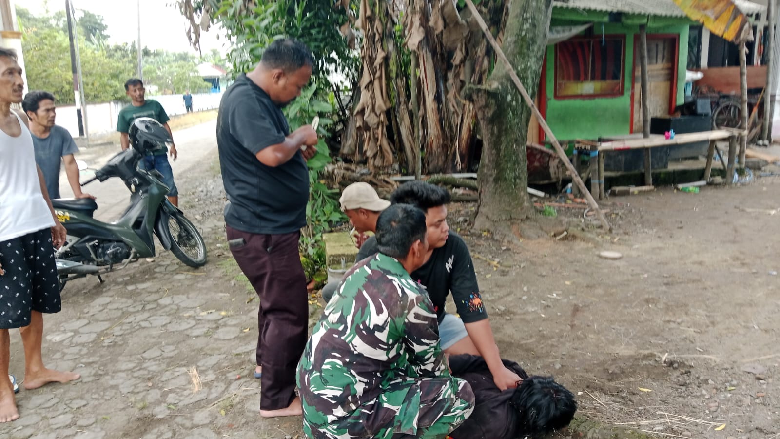 Seorang pria mengamuk sambil membawa senjata tajam di Dusun Budug, Desa Budug Sidorejo, Kecamatan Sumobito, Kabupaten Jombang, Selasa (3/2/2026) sore.