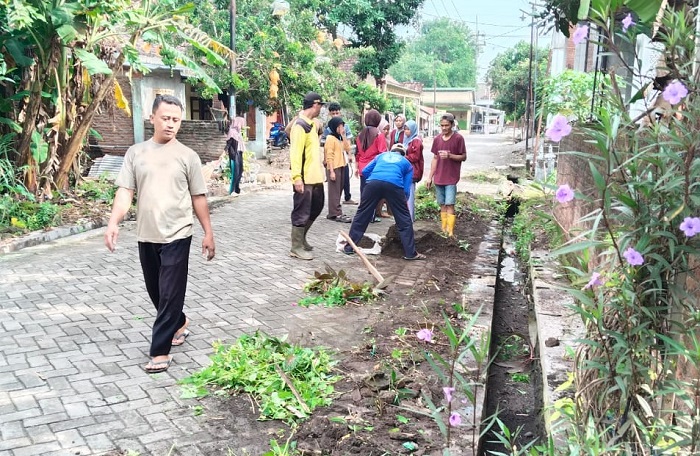 MURUKAN BERSERI: Jajaran perangkat desa bersama warga masyarakat Desa Murukan saat melakukan kegiatan kerja bakti di Dusun Murukan, Minggu (1/2) pagi