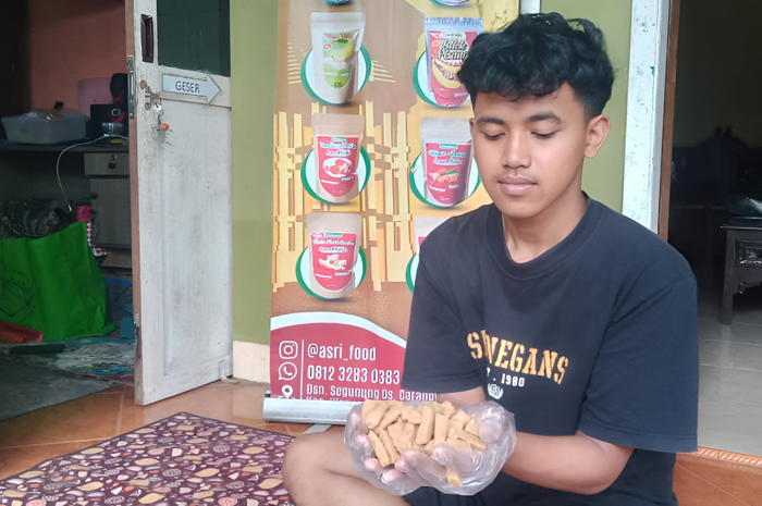 warga Dusun Segunung, Desa Carangwulung, Kecamatan Wonosalam mengembangkan usaha permen tape.