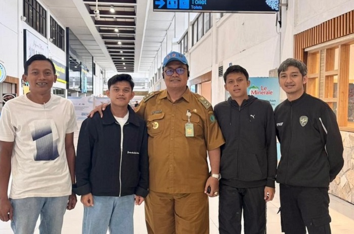 MEMBANGGAKAN: Dua pemain asal Jombang, Ramadhanis Oktaviriandika, dan Adi Pratono, bersama Komisi Disiplin KSMI Jawa Timur, Eko Purnomo (tengah), dan pengurus KSMI Jombang, Selasa (27/1).