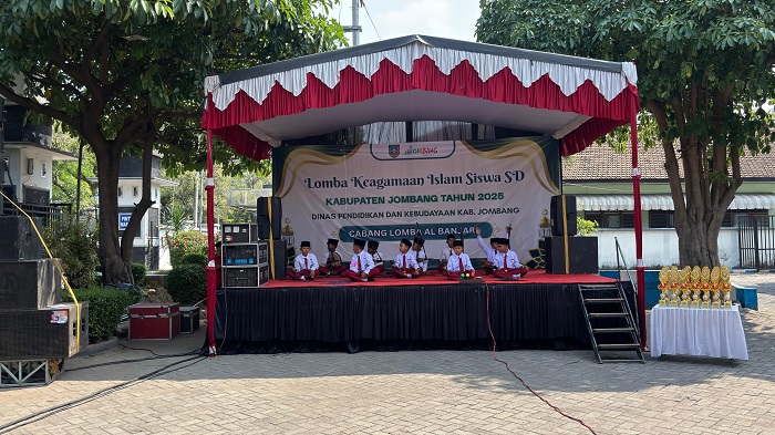 PERCAYA DIRI: Penampilan siswa SD dalam kegiatan lomba keagamaan Islam di halaman Dinas Pendidikan dan Kebudayaan Jombang 2025.