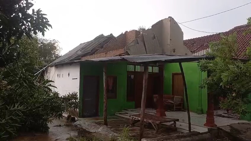 Kondisi salah satu rumah warga yang rusak diterjang angin kencang