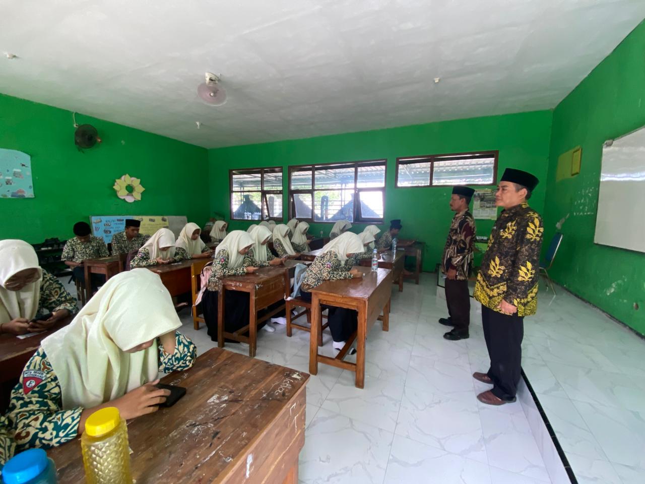 &nbsp;  LANCAR: Wakil Kepala Bidang Kurikulum MTsN 13 Perak Jombang, Muhammad Hasyim As&rsquo;ari, memantau TKA, kemarin (5/2).  &nbsp;