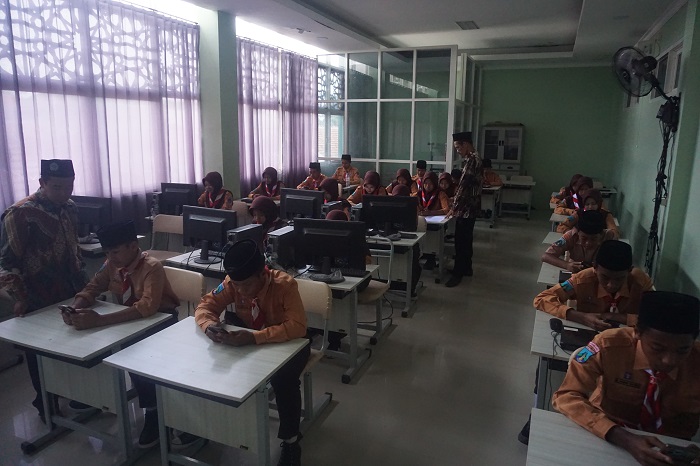 FOKUS: Peserta tryout di MTsN 6 Jombang mengerjakan soal diawasi guru, kemarin.