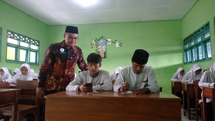 MONEV: Kasi Pendma Kantor Kemenag Jombang, Nur Khojin MPdI, didampingi Kepala MTsN 10 Jombang, Dra Sugiati MPd, dan perwakilan AKSI monitoring tryout TKA, Ka