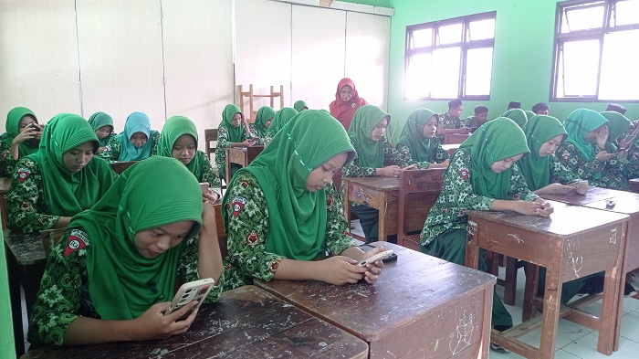 SERIUS: Siswa kelas 9 MTsN 12 Jombang di Desa Nglele, Kecamatan Sumobito mengikuti tryout TKA, Kamis (5/2).