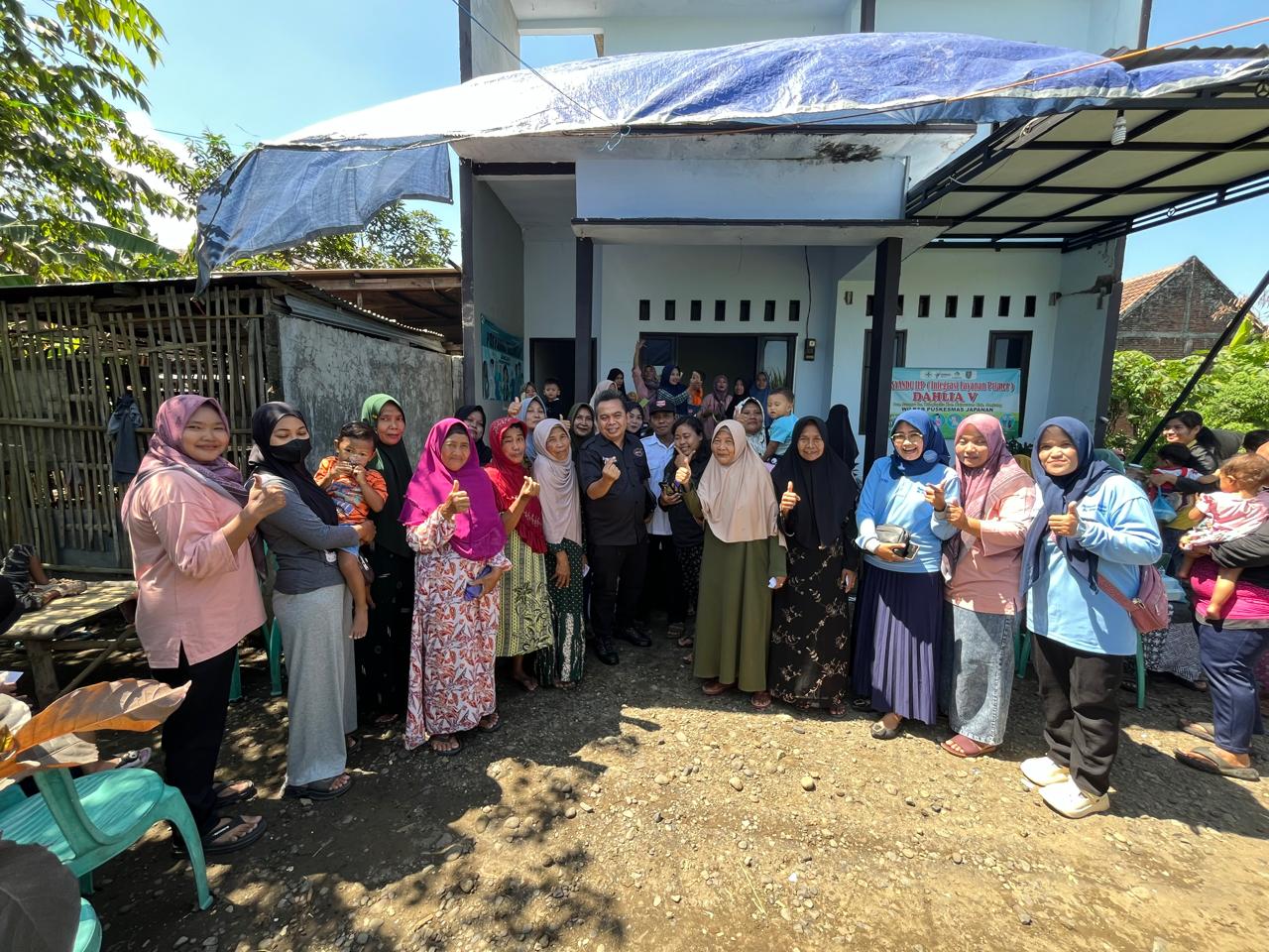 &nbsp;  TELADAN: Wakil Ketua DPRD Jombang, HM Syarif Hidayatullah ST MMT (Gus Sentot), saat meninjau Posyandu Dahlia 5 Desa Wringinpitu, Kecamatan Mojowarno, Rabu (4/2).  &nbsp;  &nbsp;