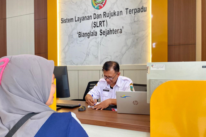 &nbsp;  URUS ADMINISTRASI: Sejumlah warga mengurus administrasi kesejahteraan sosial di kantor Dinsos Jombang kemarin.  &nbsp;