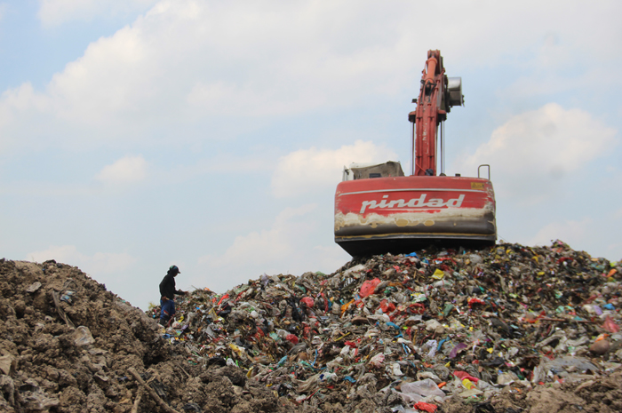 &nbsp;  MENGGUNUNG: Tumpukan sampah menggunakan di new landfill TPA Gedangkeret Banjardowo.