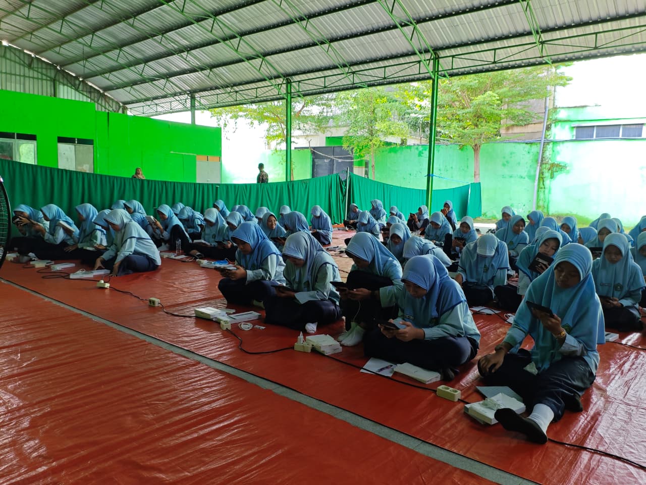 LESEHAN: Para siswa MTsN 3 Jombang saat mengerjakan tryout TKA, Kamis (5/2).  &nbsp;