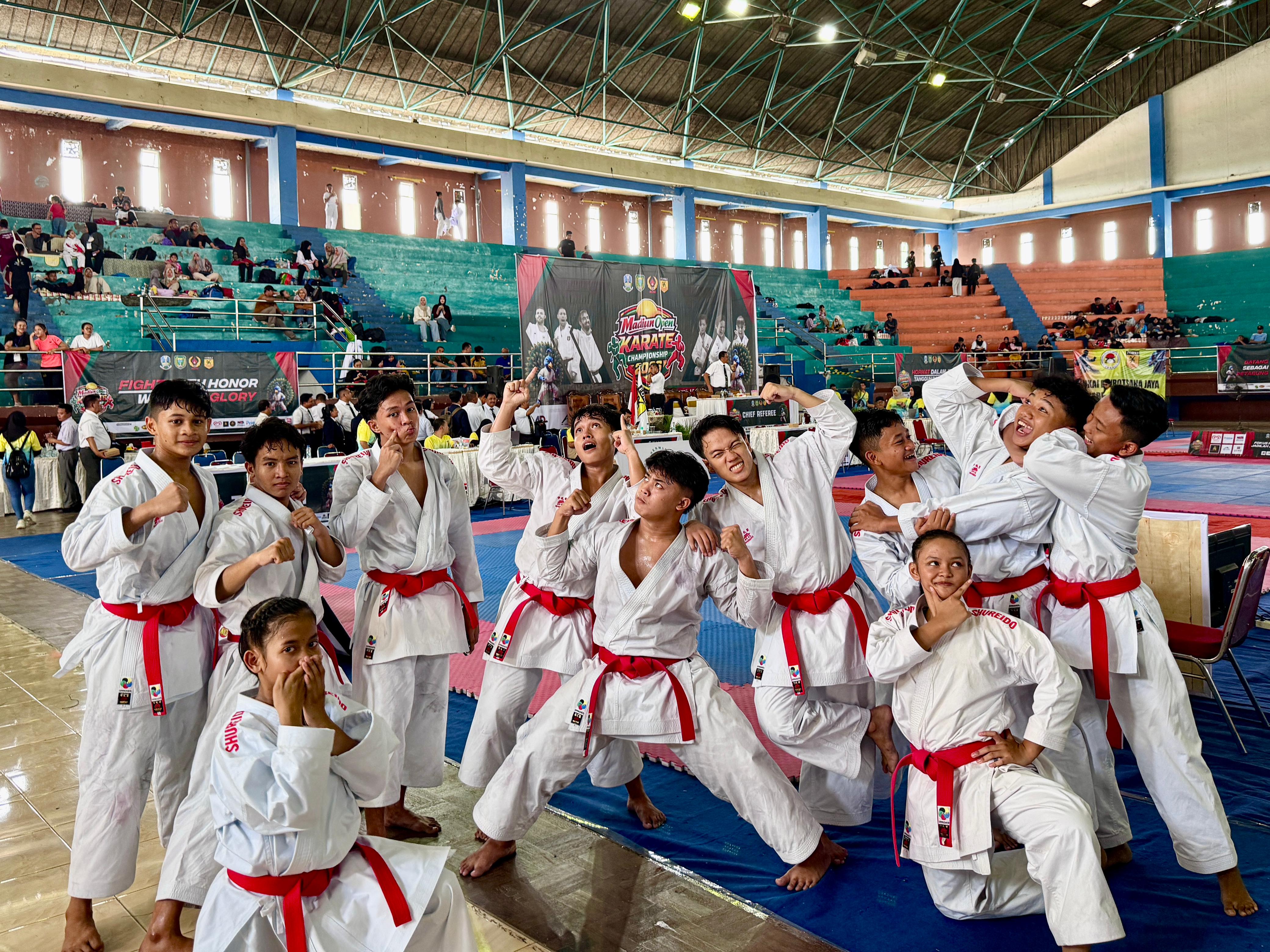 JAWARA: Karateka Jombang yang meraih medali di Madiun Open Karate Championship, Minggu (1/2).  &nbsp;