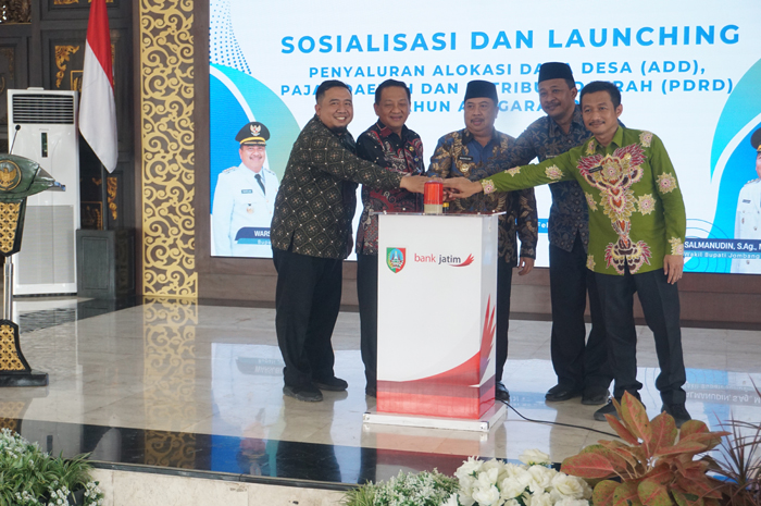 Pemerintah Kabupaten (Pemkab) Jombang resmi meluncurkan penyaluran Alokasi Dana Desa (ADD) serta Pajak Daerah dan Retribusi Daerah (PDRD) Tahun Anggaran 2026.