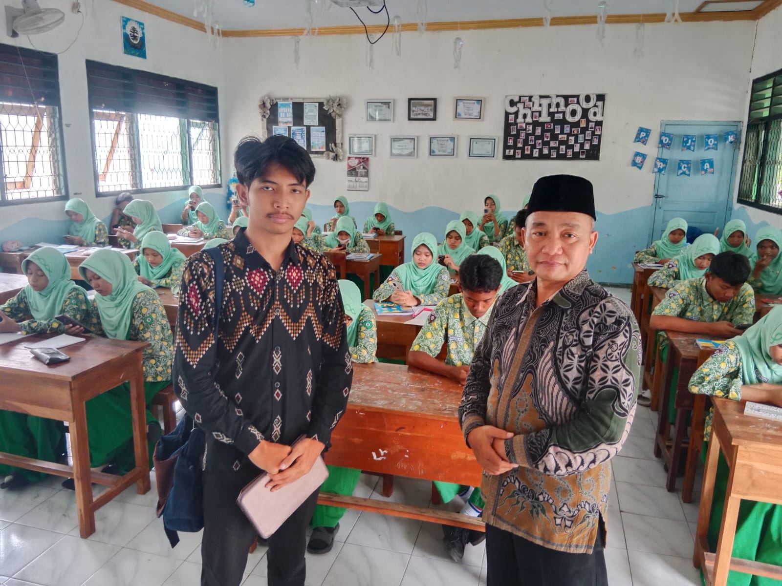 ANTUSIAS: Kepala MTsN 1 Jombang, Purnomo MPdI, memantau pelaksanaan tryout TKA, Kamis (5/2).  &nbsp;
