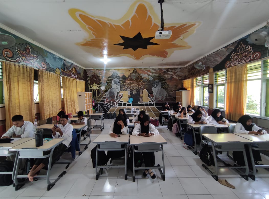 FOKUS: Siswa MTsN 16 Jombang saat mengikuti tryout TKA, Kamis (5/2).  &nbsp;
