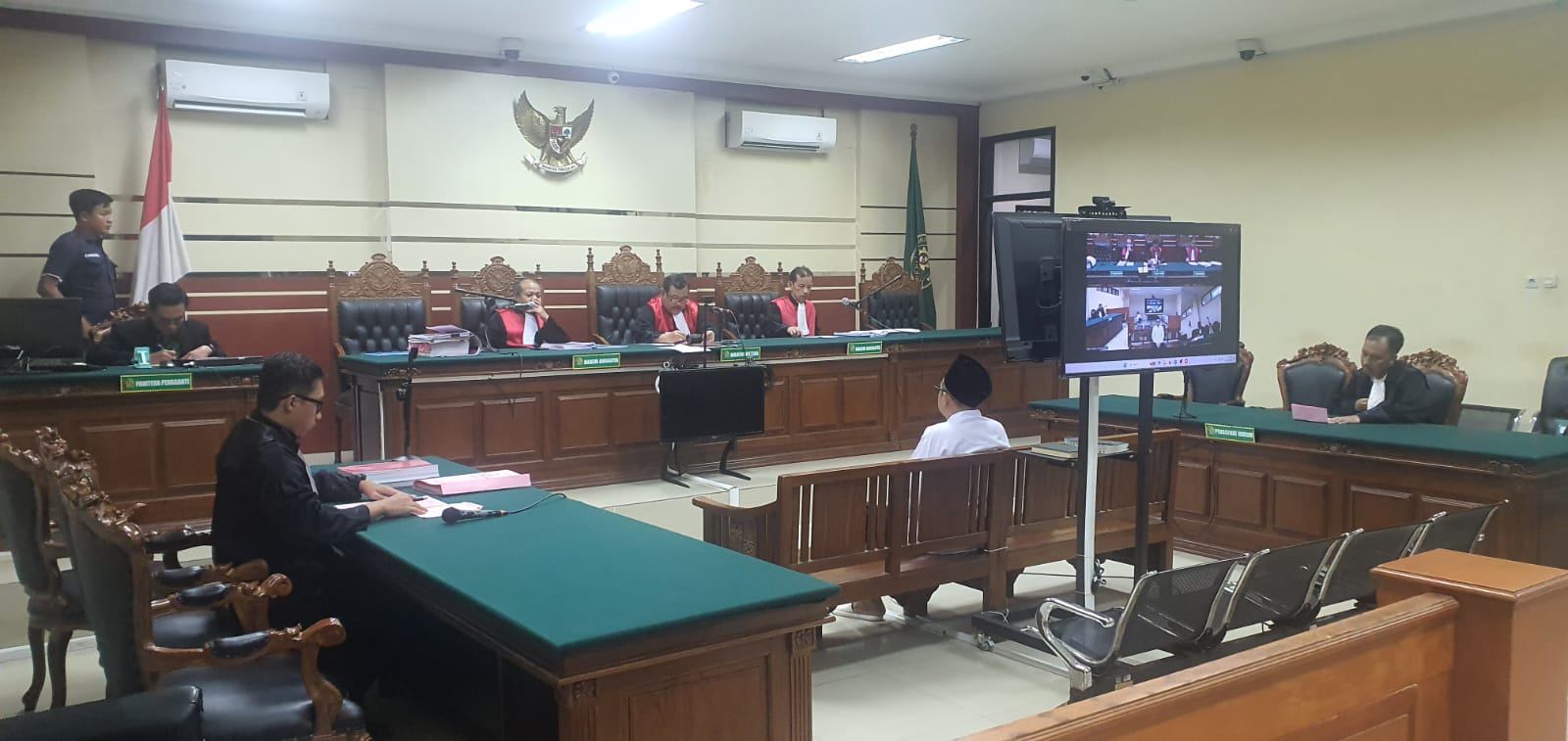 Suasana sidang perdana kepada eks kepala unit bank BUMN di Wonosalam Jombang