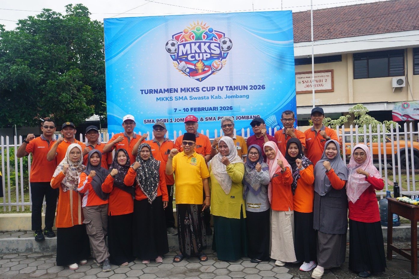 Peserta bersama Kepala SMA Swasta se-Kabupaten Jombang setelah pembukaan MKKS Cup IV 2026 di lapangan SMA PGRI 2 Jombang, Sabtu (7/2) pagi.