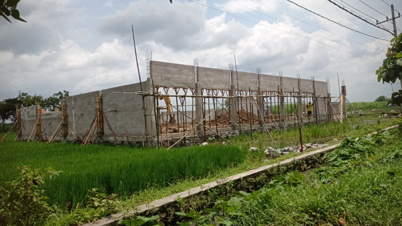 Pembangunan gudang dan gerai KDKMP di Desa Balongbesuk, Kecamatan Diwek yang mengunakan lahan pertanian