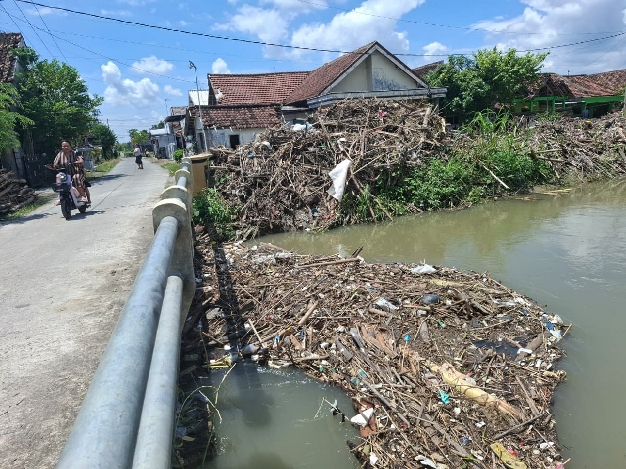 Kondisi kali Marmoyo di Desa Gedongombo Kecamatan Ploso yang seringkali terjadi sumbatan karena sampah menumpuk, (7/2).