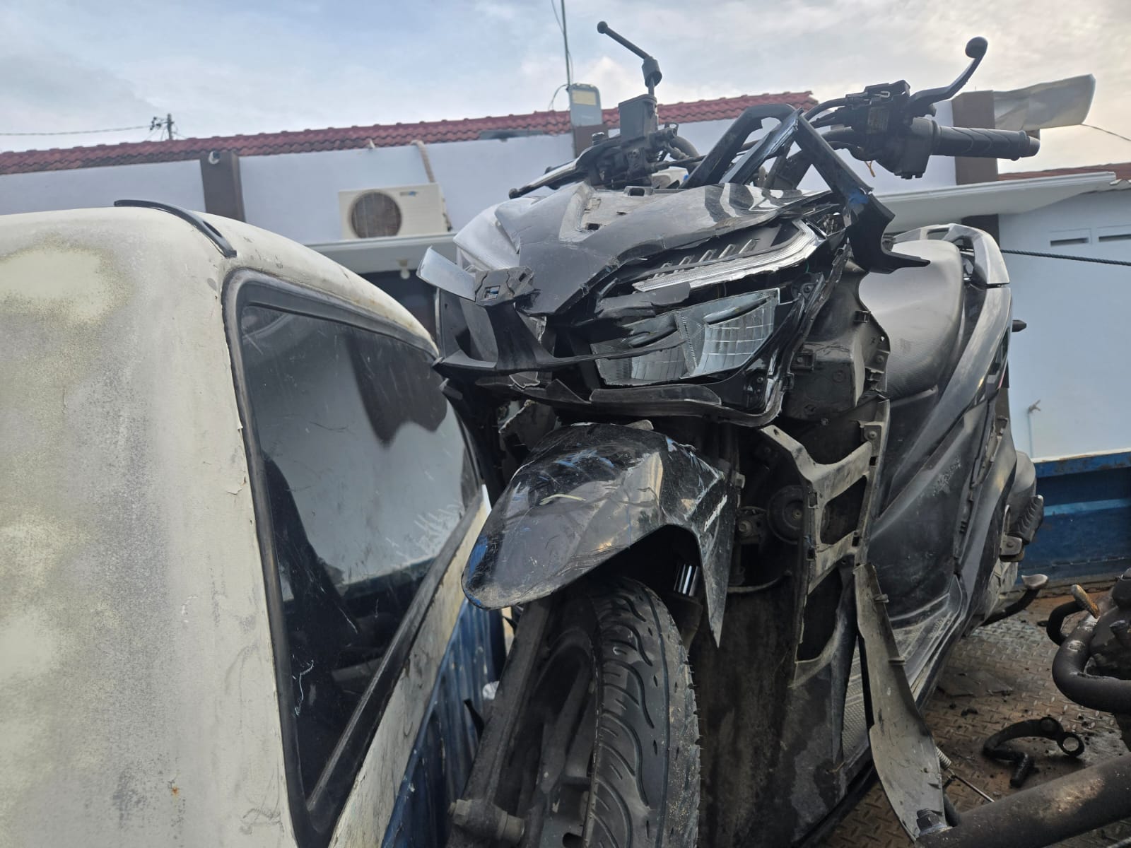 Kondisi motor korban yang rusak parah akibat menabrak truk parkir