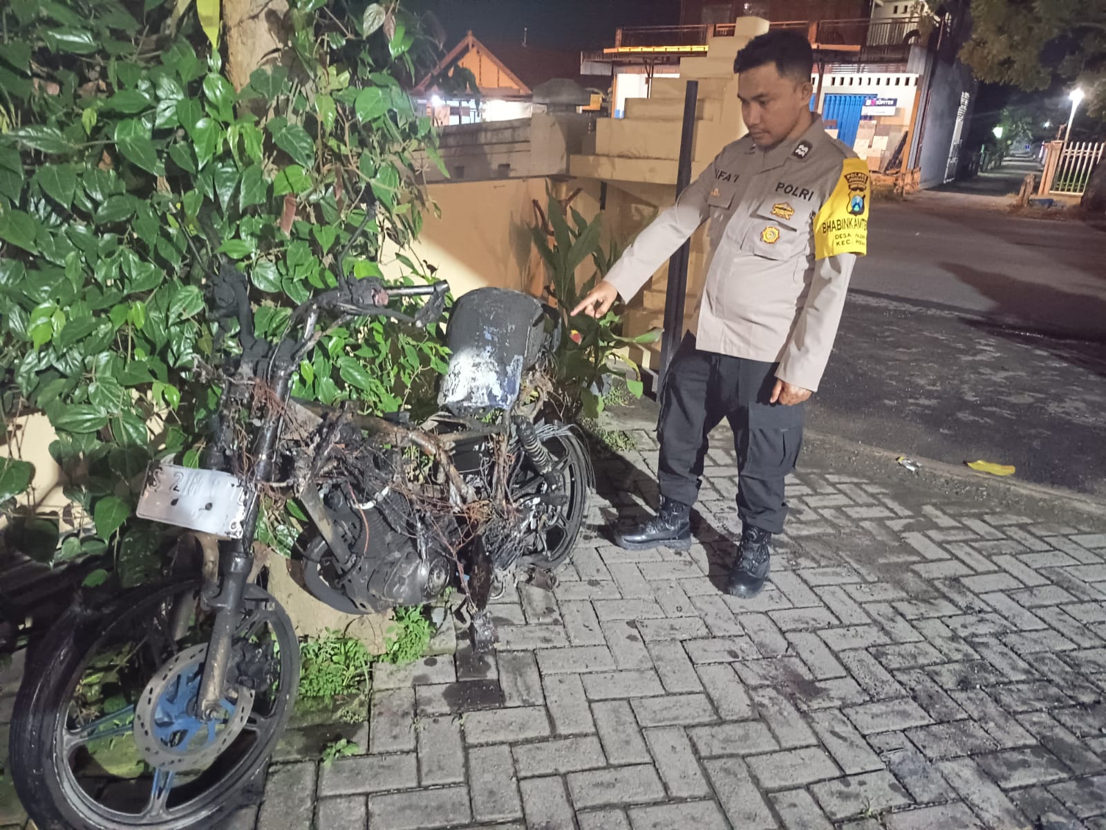 Kondisi motor yang terbakar usai isi BBM di Perak, Jombang