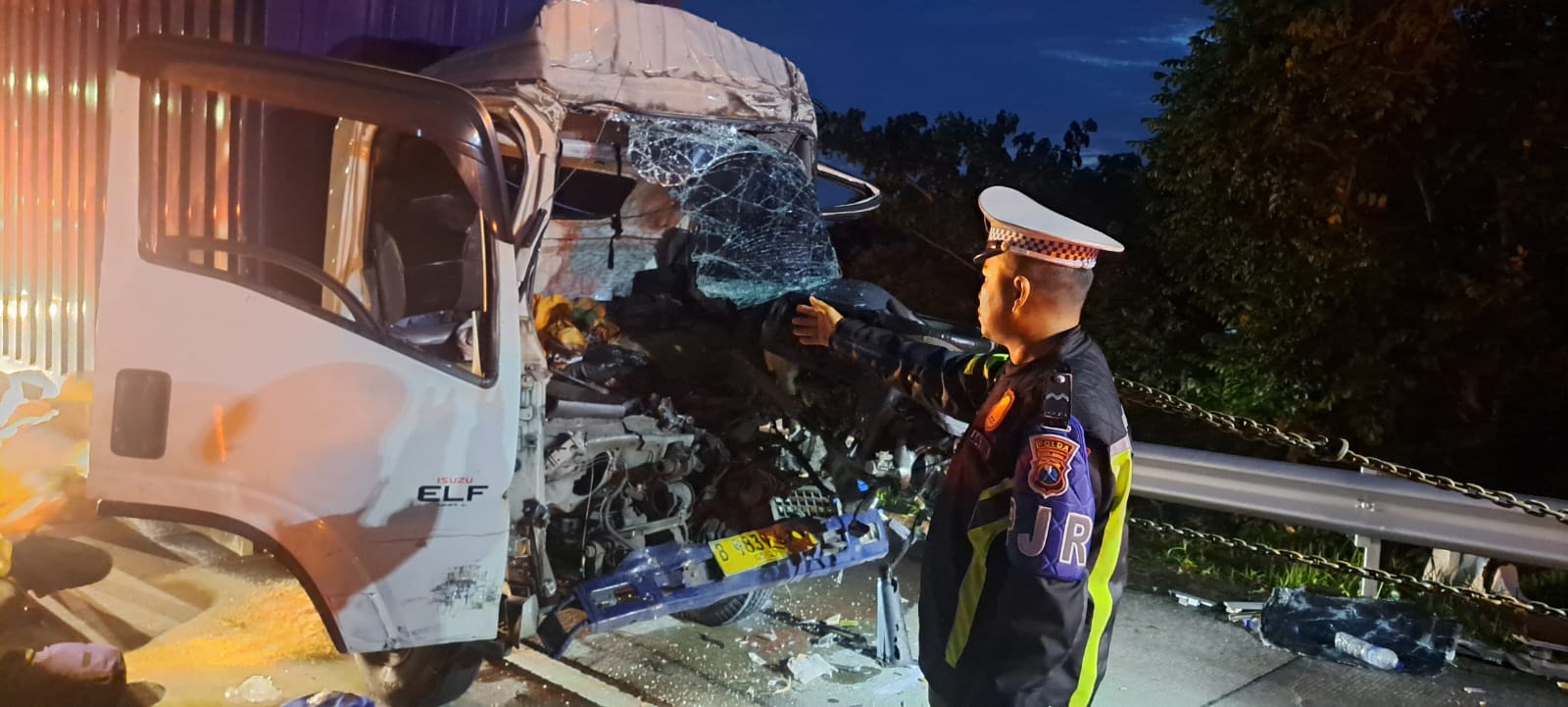 Kondisi truk paket yang menabrak truk muatan triplek di Tol Jombang Mojokerto