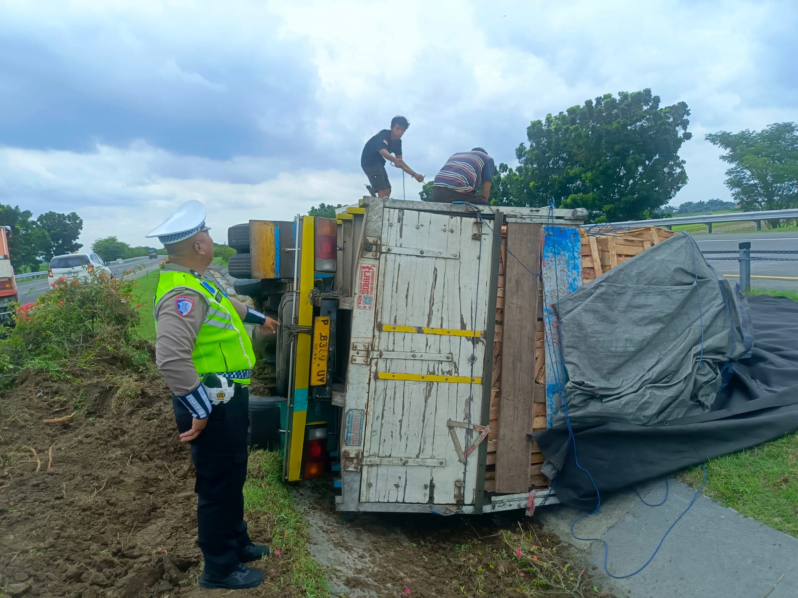 Polisi melakukan olah kejadian perkara di lokasi truk yang ambruk di Tol Jombang Mojokerto